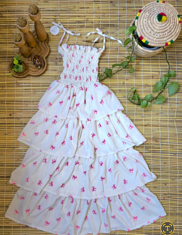 دارای دامن چهار طبقه ای